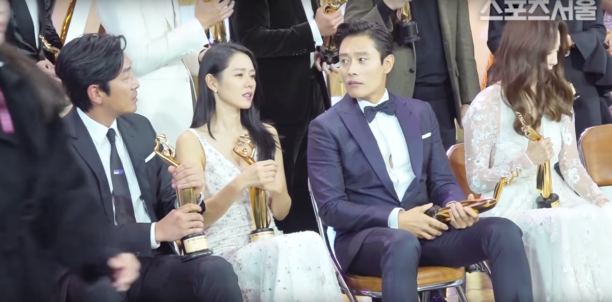 Clip 'tám chuyện' của Son Ye Jin, Ha Jung Woo, Lee Byung Hun và Kim Nam Joo tại 'The Seoul Awards 2018' gây 'sốt' Ảnh 6