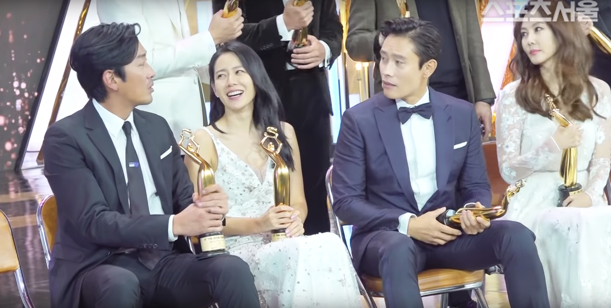 Clip 'tám chuyện' của Son Ye Jin, Ha Jung Woo, Lee Byung Hun và Kim Nam Joo tại 'The Seoul Awards 2018' gây 'sốt' Ảnh 7