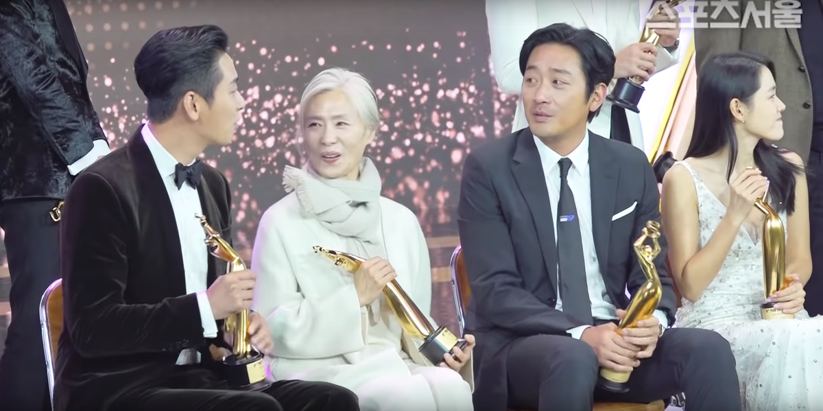 Clip 'tám chuyện' của Son Ye Jin, Ha Jung Woo, Lee Byung Hun và Kim Nam Joo tại 'The Seoul Awards 2018' gây 'sốt' Ảnh 10