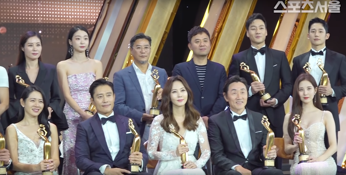 Clip 'tám chuyện' của Son Ye Jin, Ha Jung Woo, Lee Byung Hun và Kim Nam Joo tại 'The Seoul Awards 2018' gây 'sốt' Ảnh 13