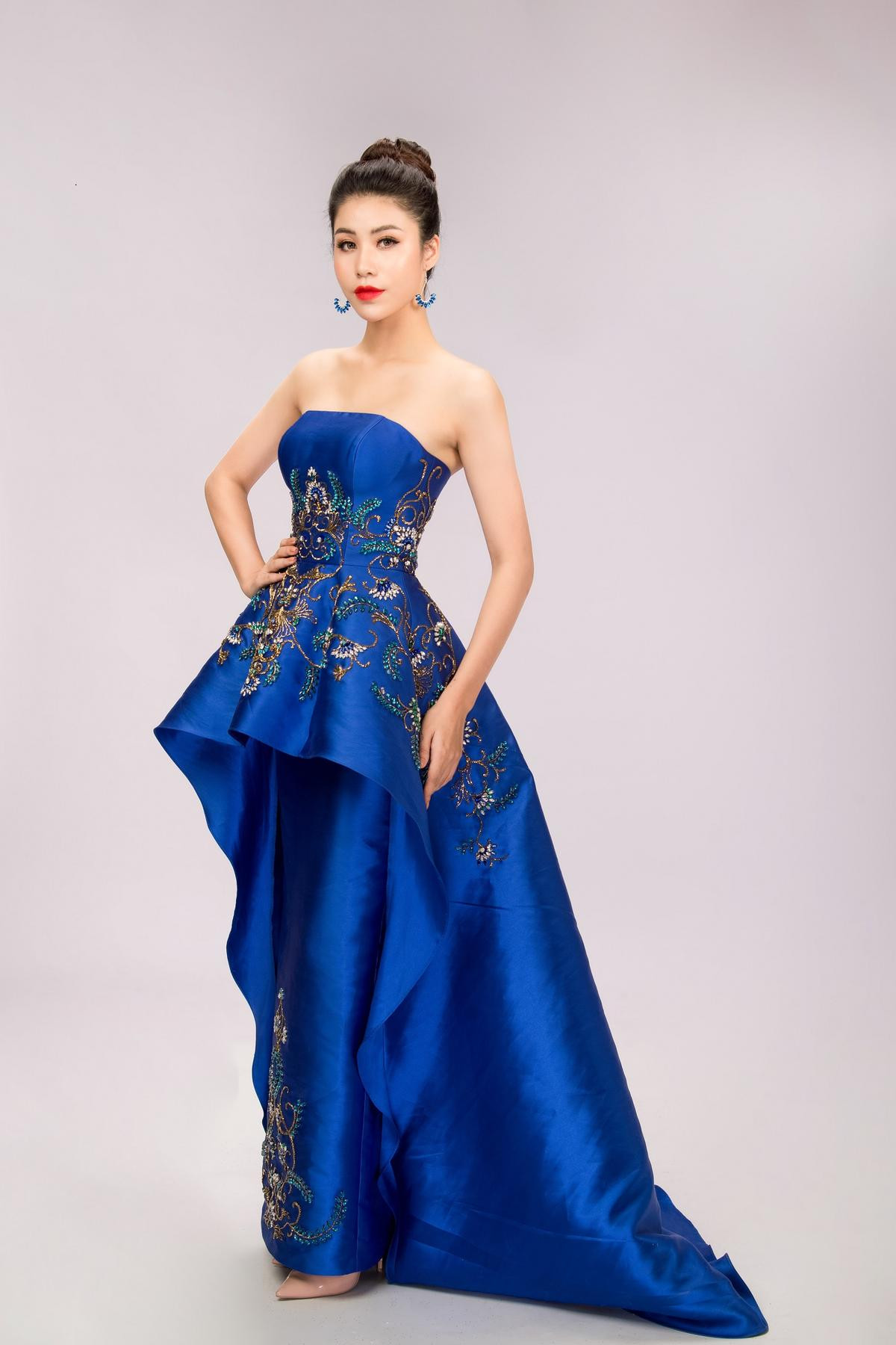 Á hậu Ngọc Huyền đụng váy Miss Grand 2015 ngay trong bộ ảnh công bố là đại diện Việt tại Miss Model of The World 2018 Ảnh 3