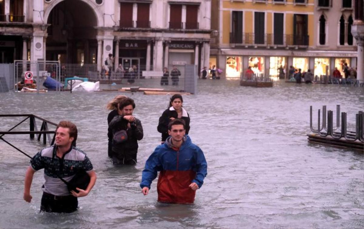 Cảnh tượng 70% thành phố Venice chìm trong biển nước, có khu vực ngập tới ngang tới thắt lưng Ảnh 11