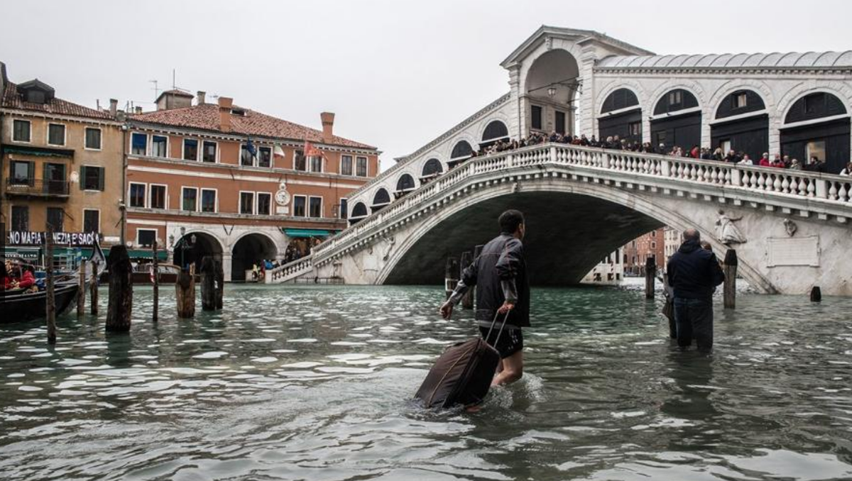 Cảnh tượng 70% thành phố Venice chìm trong biển nước, có khu vực ngập tới ngang tới thắt lưng Ảnh 2