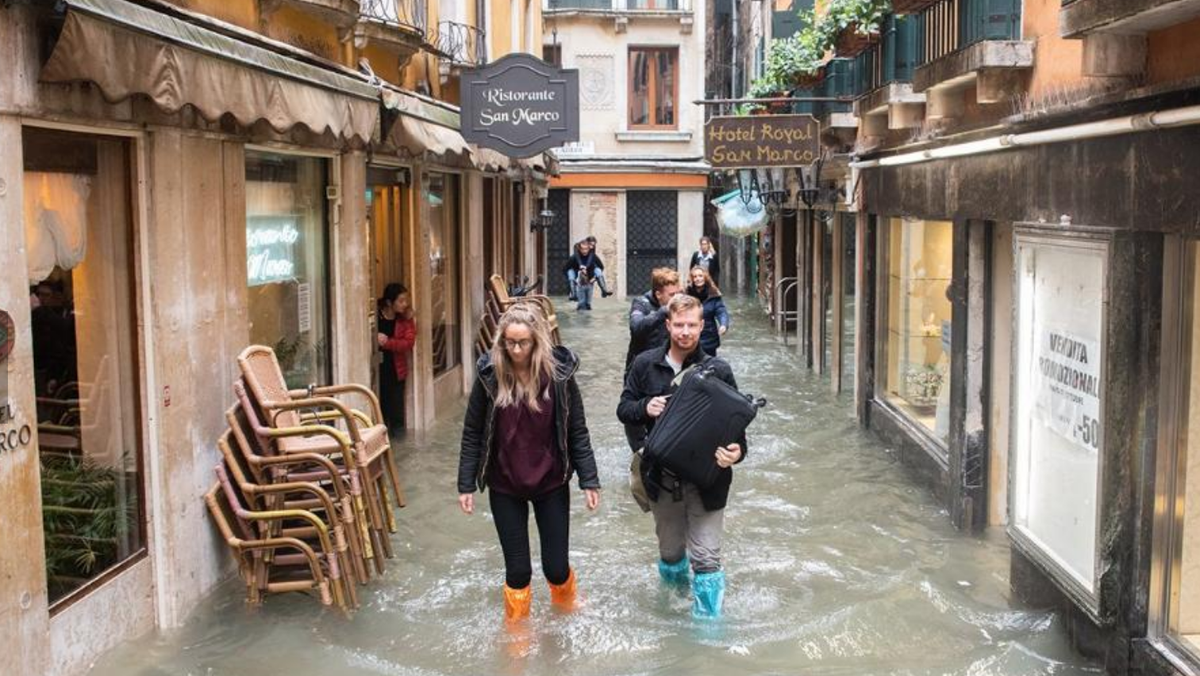 Cảnh tượng 70% thành phố Venice chìm trong biển nước, có khu vực ngập tới ngang tới thắt lưng Ảnh 3