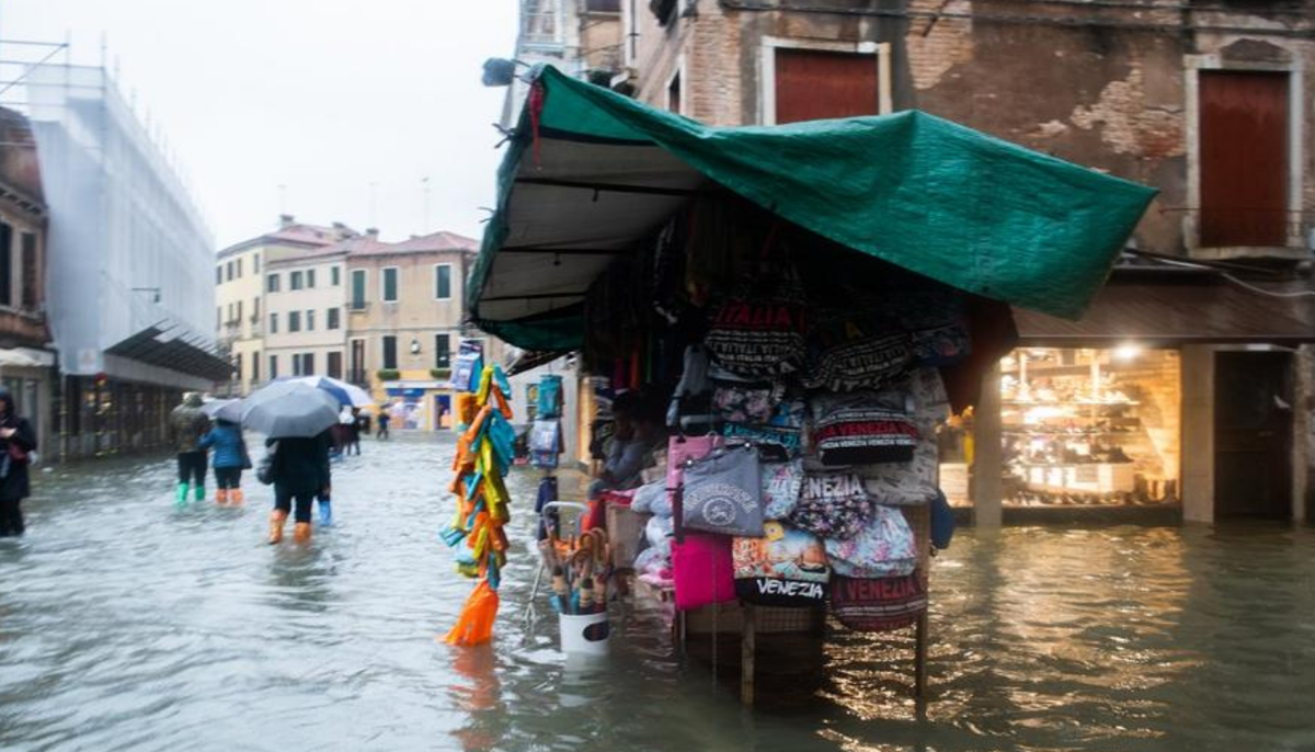 Cảnh tượng 70% thành phố Venice chìm trong biển nước, có khu vực ngập tới ngang tới thắt lưng Ảnh 4