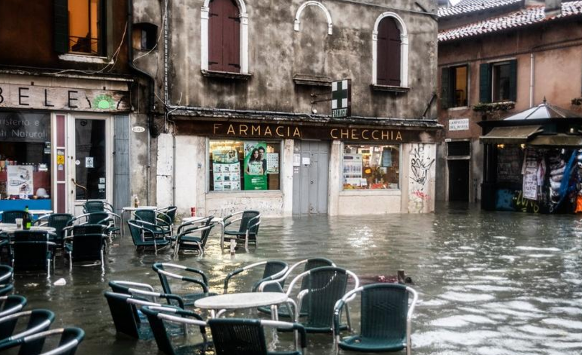 Cảnh tượng 70% thành phố Venice chìm trong biển nước, có khu vực ngập tới ngang tới thắt lưng Ảnh 5