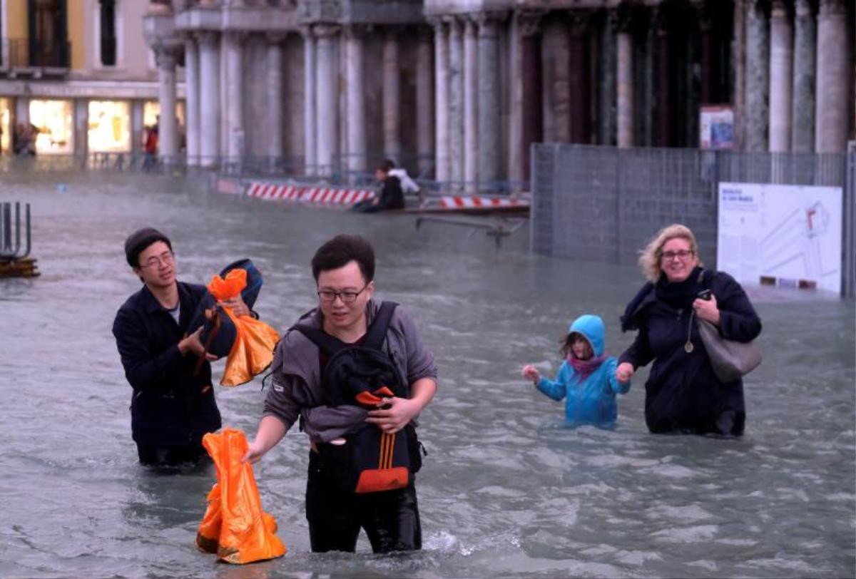 Cảnh tượng 70% thành phố Venice chìm trong biển nước, có khu vực ngập tới ngang tới thắt lưng Ảnh 6