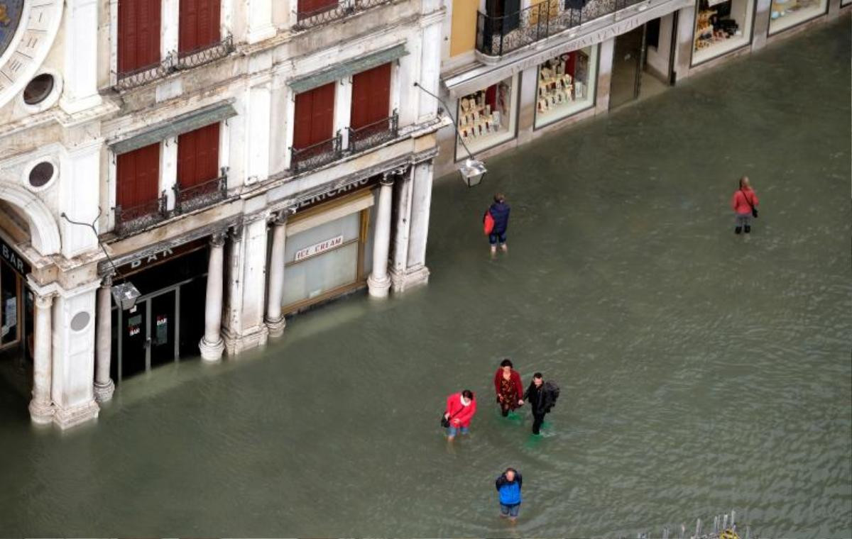 Cảnh tượng 70% thành phố Venice chìm trong biển nước, có khu vực ngập tới ngang tới thắt lưng Ảnh 8