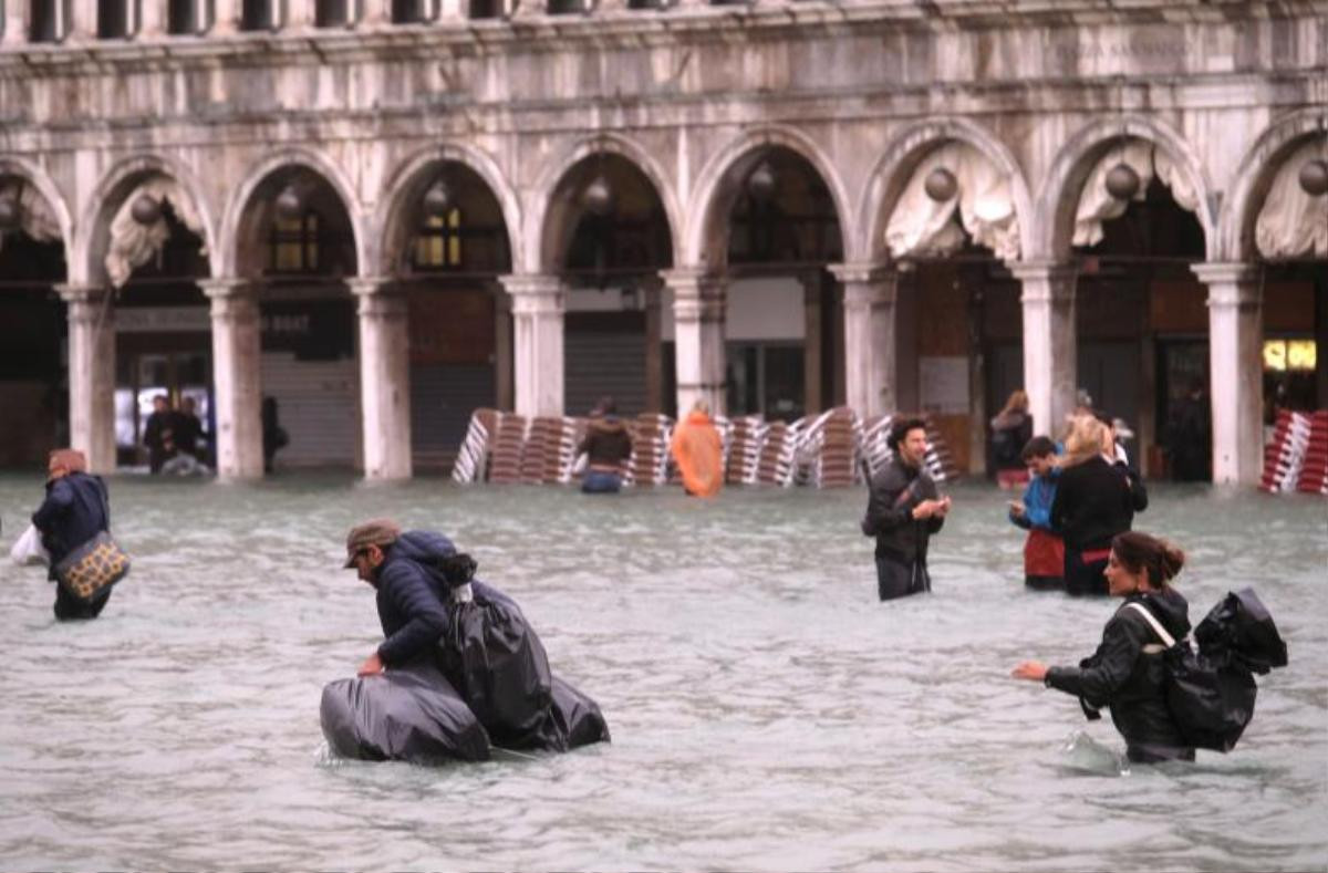 Cảnh tượng 70% thành phố Venice chìm trong biển nước, có khu vực ngập tới ngang tới thắt lưng Ảnh 9