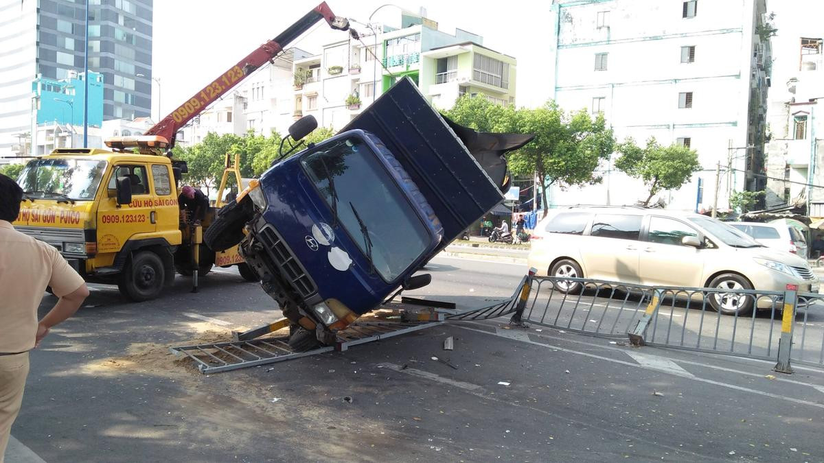 Xe tải cày nát dải phân cách lật ngang trên đại lộ, giao thông ùn tắc nhiều giờ ở Sài Gòn Ảnh 1