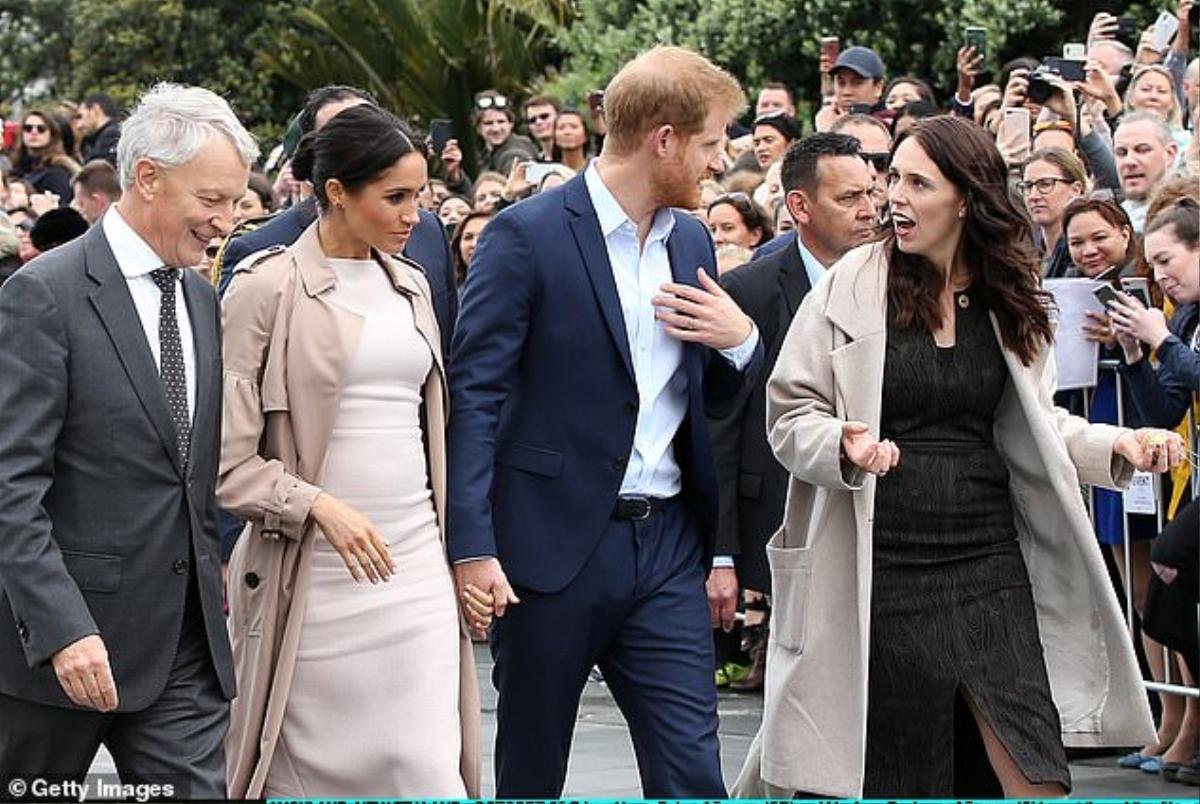 Công nương Meghan được fan tặng bó hoa khổng lồ, hai người ôm không xuể Ảnh 5