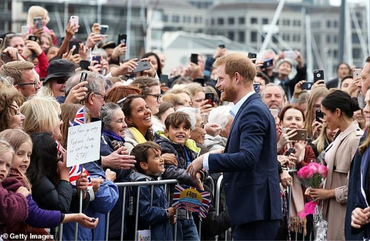 Công nương Meghan được fan tặng bó hoa khổng lồ, hai người ôm không xuể Ảnh 7