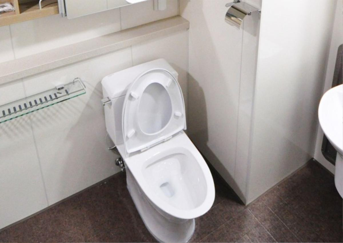 Nữ sinh đẻ con trong toilet sân bay rồi nhẫn tâm vứt bỏ Ảnh 1