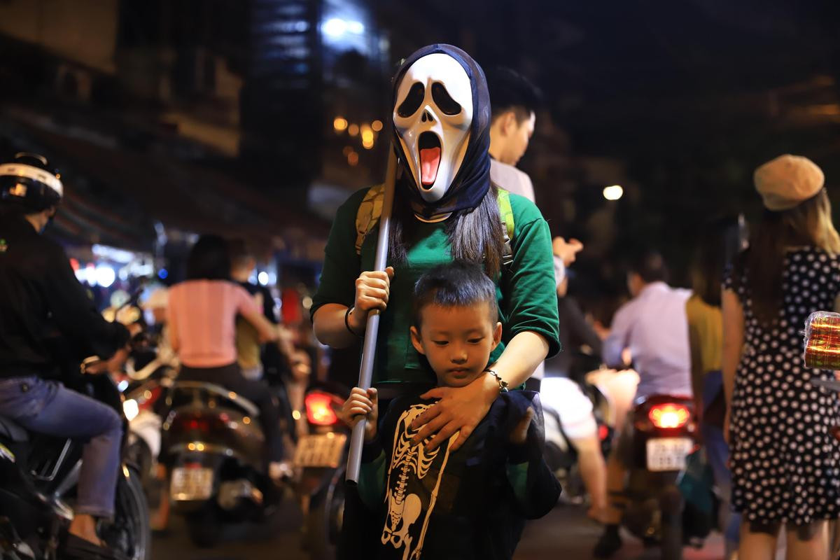 Đêm Halloween giới trẻ Hà Nội ùa ra đường khoe màn hóa trang cực ‘ngầu’ chẳng giống ai Ảnh 3