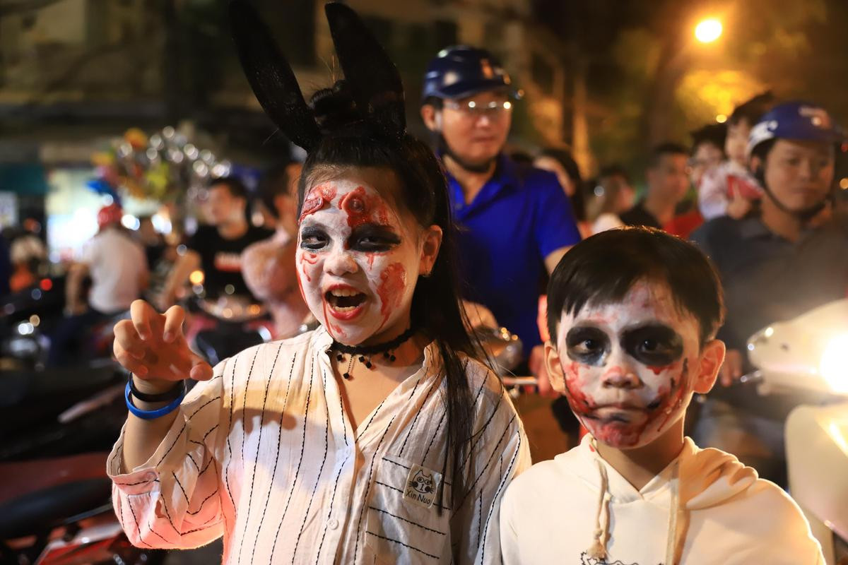 Đêm Halloween giới trẻ Hà Nội ùa ra đường khoe màn hóa trang cực ‘ngầu’ chẳng giống ai Ảnh 7