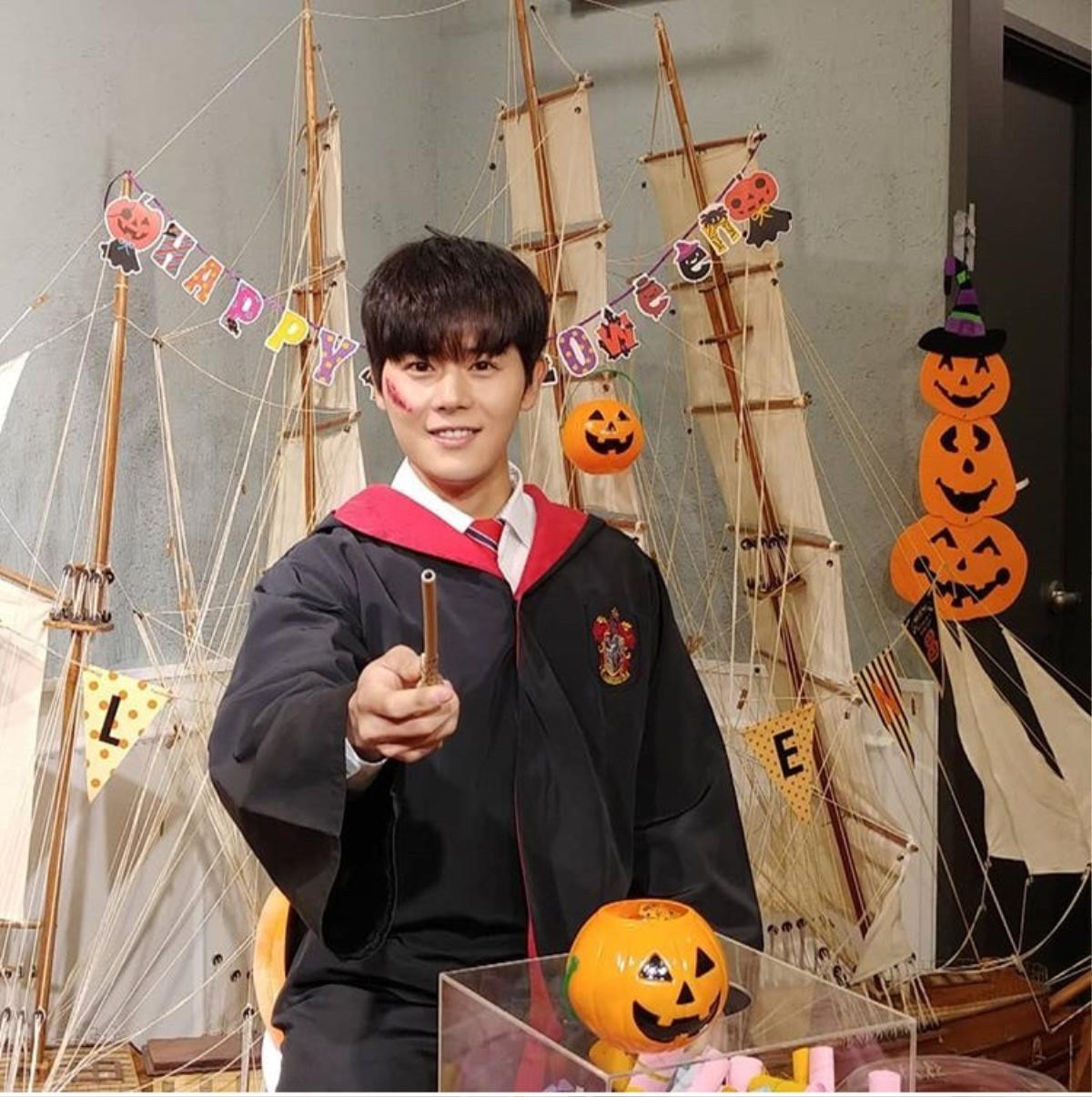 Lee Jong Suk, Vương Tuấn Khải cùng EXO, SNSD và Super Junior hóa trang thú vị trong Halloween 2018 Ảnh 6