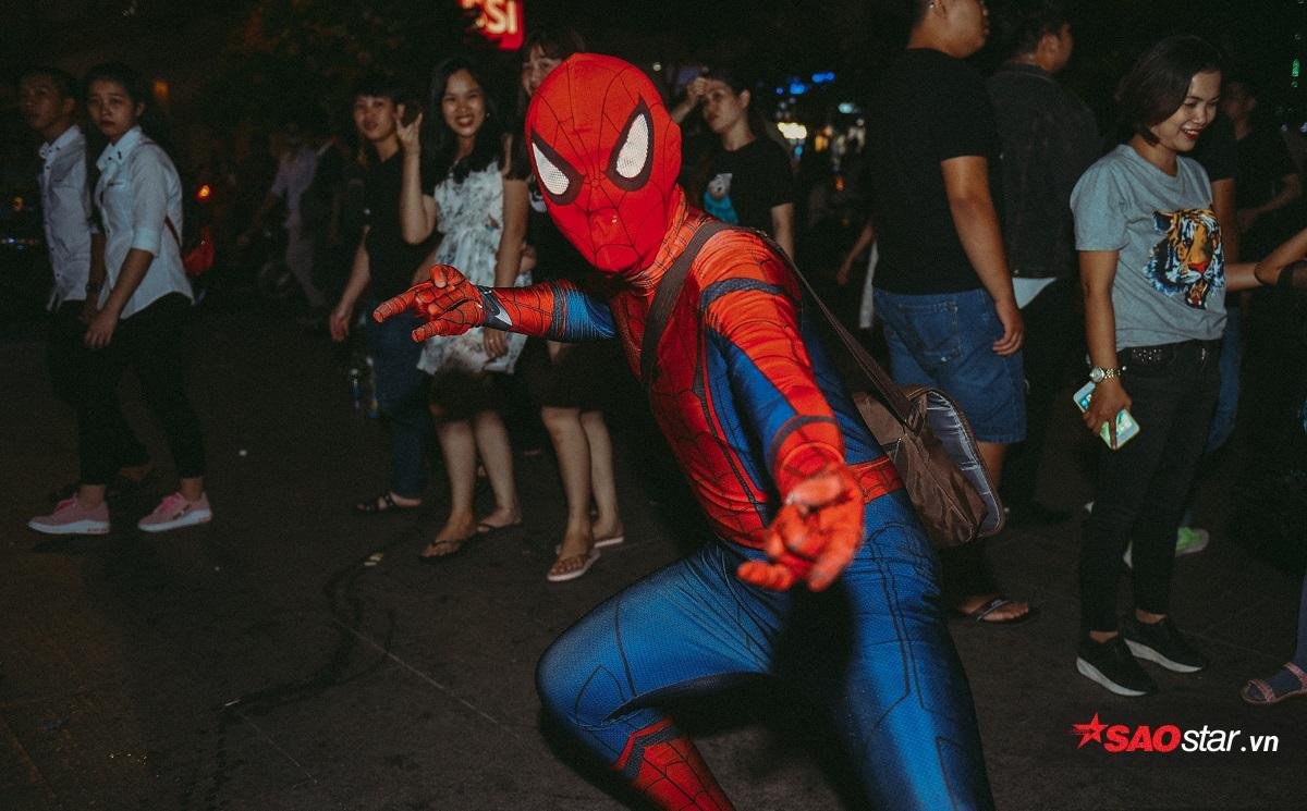 'Ma quỷ nhí' tràn ngập phố đi bộ Nguyễn Huệ trong đêm Halloween khiến nhiều người thích thú Ảnh 13