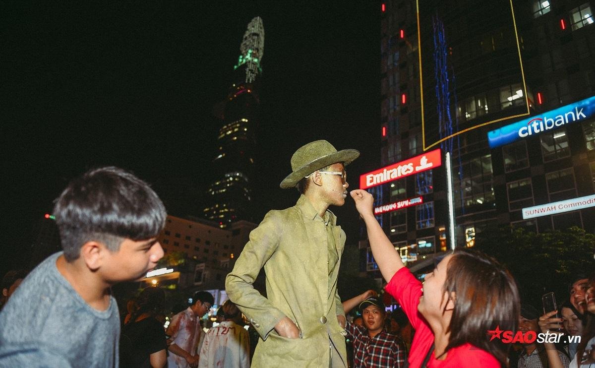 'Ma quỷ nhí' tràn ngập phố đi bộ Nguyễn Huệ trong đêm Halloween khiến nhiều người thích thú Ảnh 12