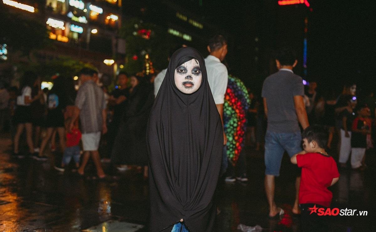 'Ma quỷ nhí' tràn ngập phố đi bộ Nguyễn Huệ trong đêm Halloween khiến nhiều người thích thú Ảnh 2