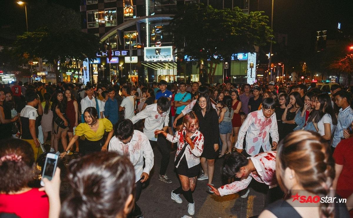 'Ma quỷ nhí' tràn ngập phố đi bộ Nguyễn Huệ trong đêm Halloween khiến nhiều người thích thú Ảnh 11