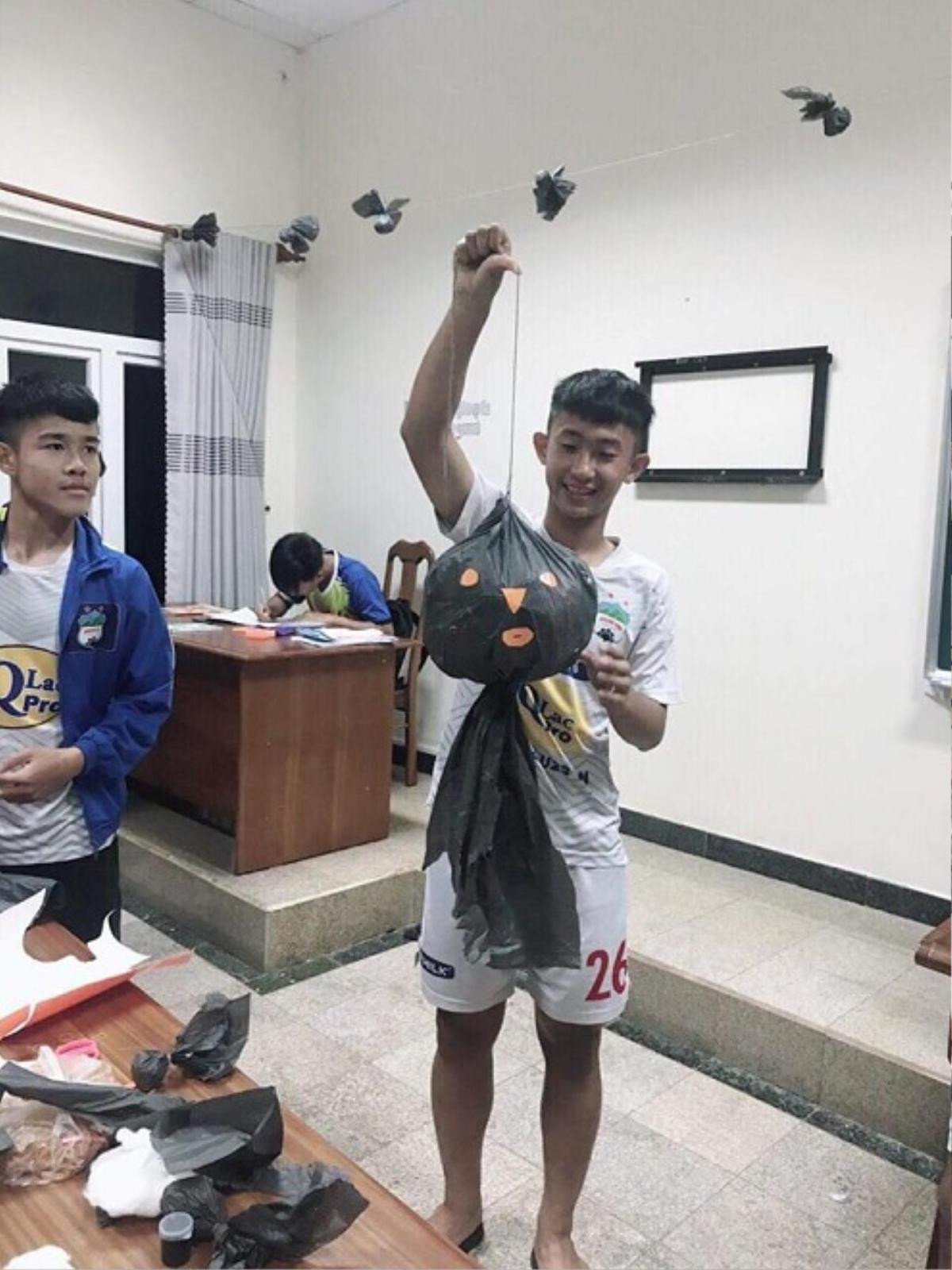 'Đám trẻ nhà bầu Đức' đón halloween đầy nhí nhố Ảnh 3