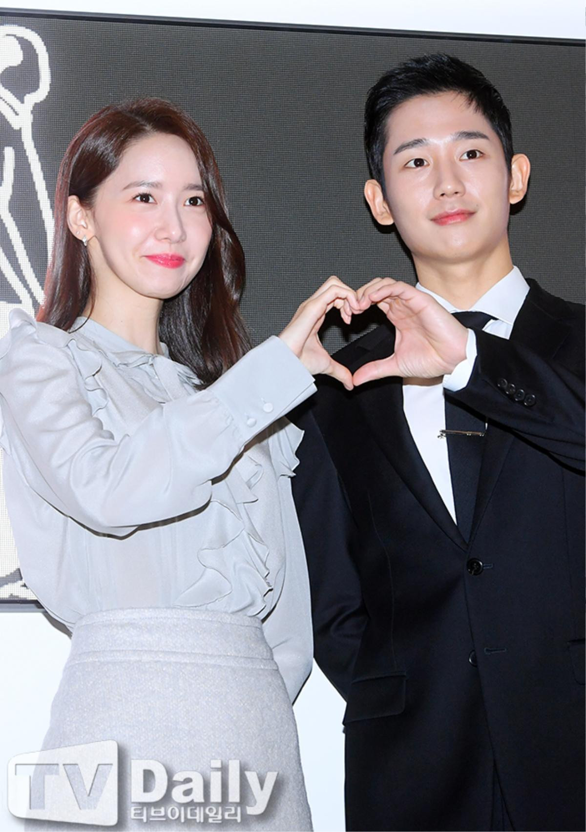 Bấn loạn với khoảnh khắc Yoona (SNSD) ngại ngùng tạo trái tim bên Jung Hae In, đẹp đôi đến bất ngờ Ảnh 13