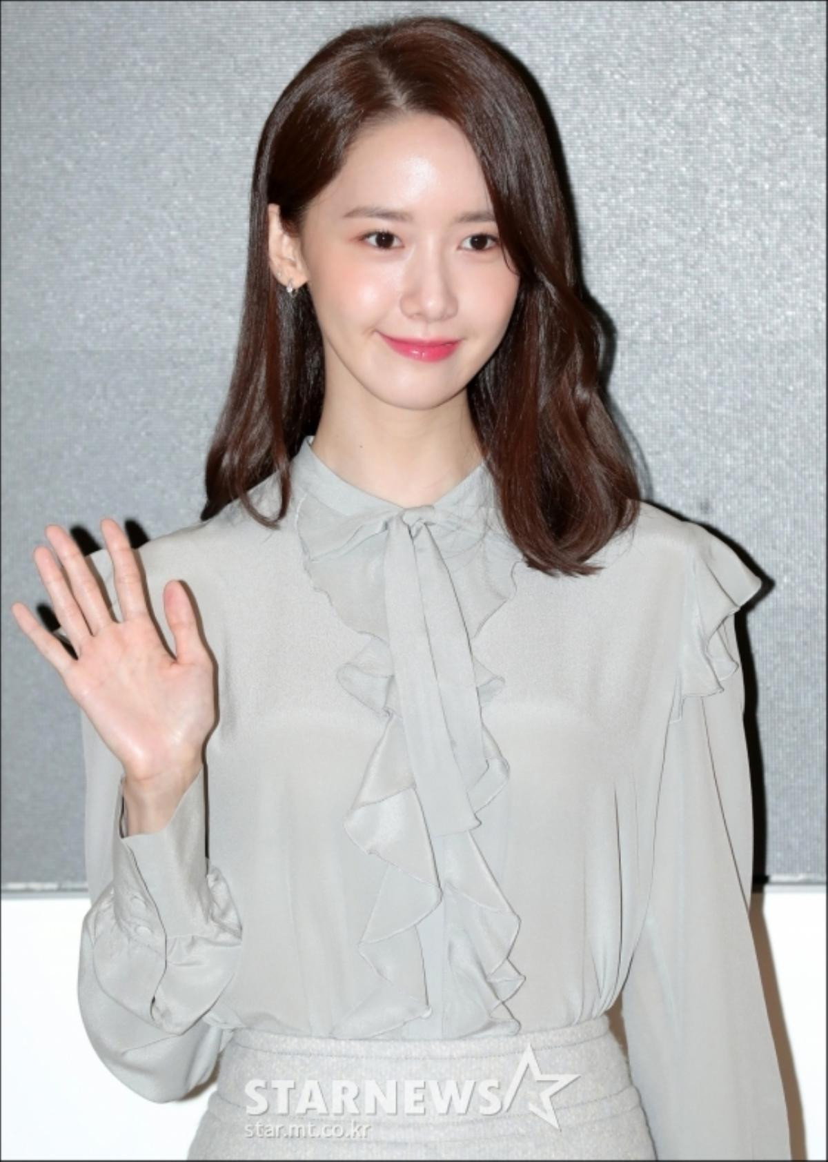 Bấn loạn với khoảnh khắc Yoona (SNSD) ngại ngùng tạo trái tim bên Jung Hae In, đẹp đôi đến bất ngờ Ảnh 3