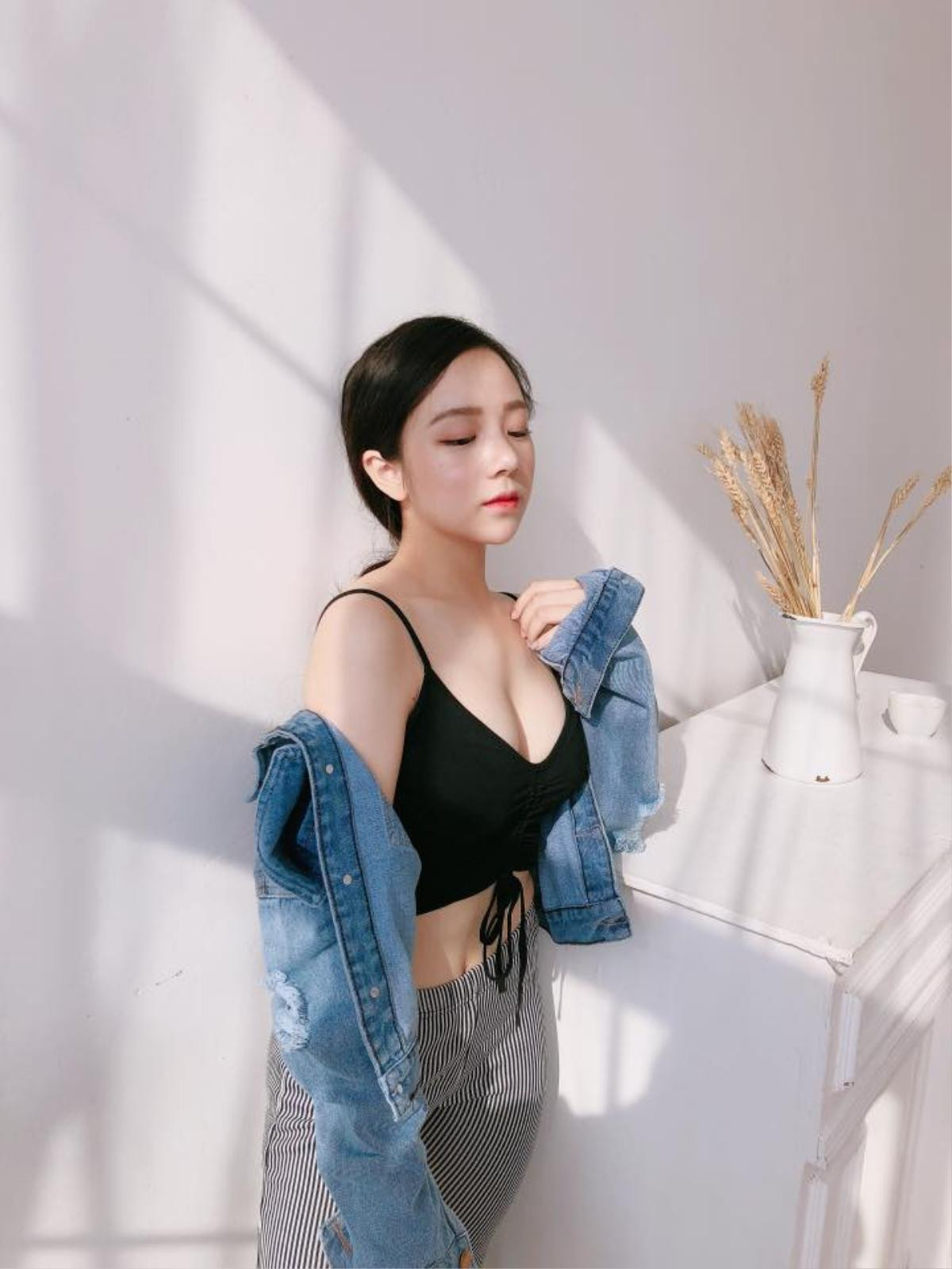 'Hot girl ngủ gật' lại gây sốt với bộ đồ hờ hững càng tôn thêm vẻ gợi cảm và bốc lửa Ảnh 7