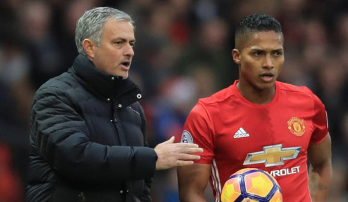 Bị Mourinho dằn mặt, 'lão tướng' mất tích khỏi đội hình M.U Ảnh 1