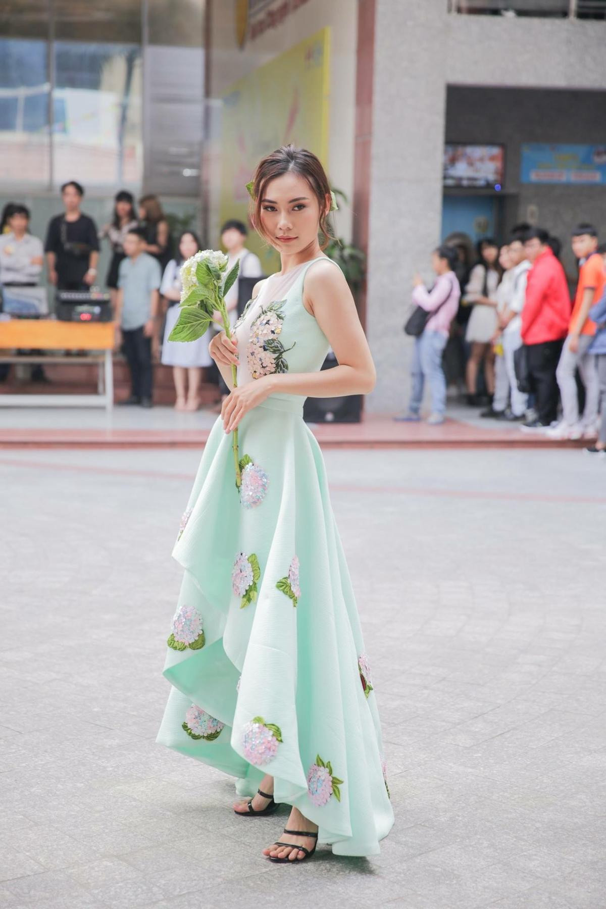 Trọn bộ ảnh những thí sinh đẹp như hoa đang chiếm 'spot light' cuộc thi Miss Hutech 2019 Ảnh 12