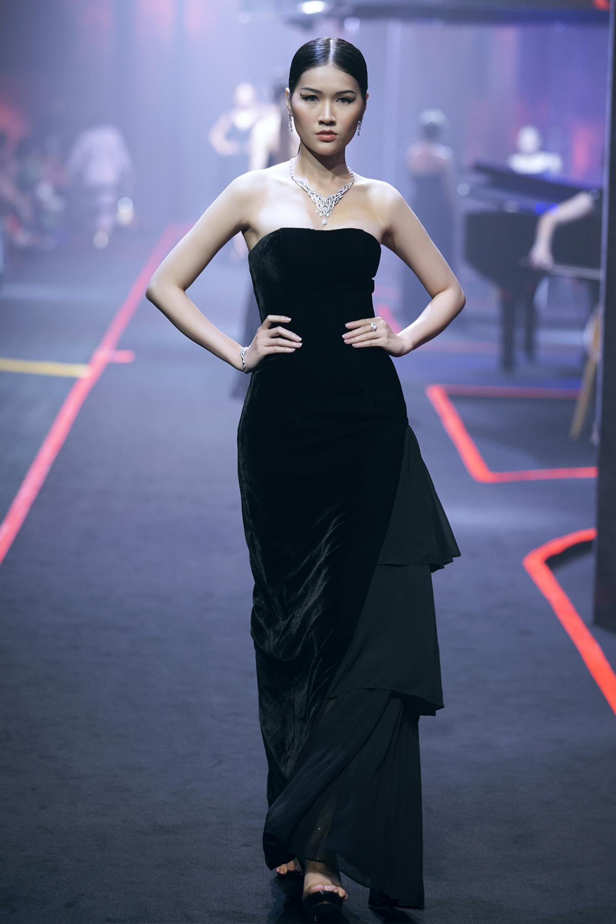 Đông Hạ, Khánh Vân cùng dàn chân dài Siêu mẫu VN 2018 thả bước catwalk trong show trang sức lớn nhất Việt Nam Ảnh 17