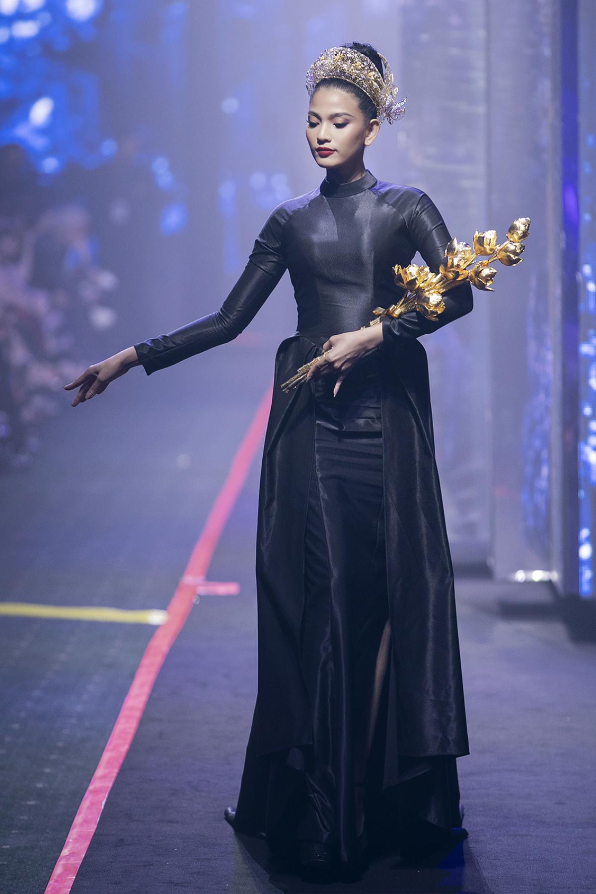 Đông Hạ, Khánh Vân cùng dàn chân dài Siêu mẫu VN 2018 thả bước catwalk trong show trang sức lớn nhất Việt Nam Ảnh 10