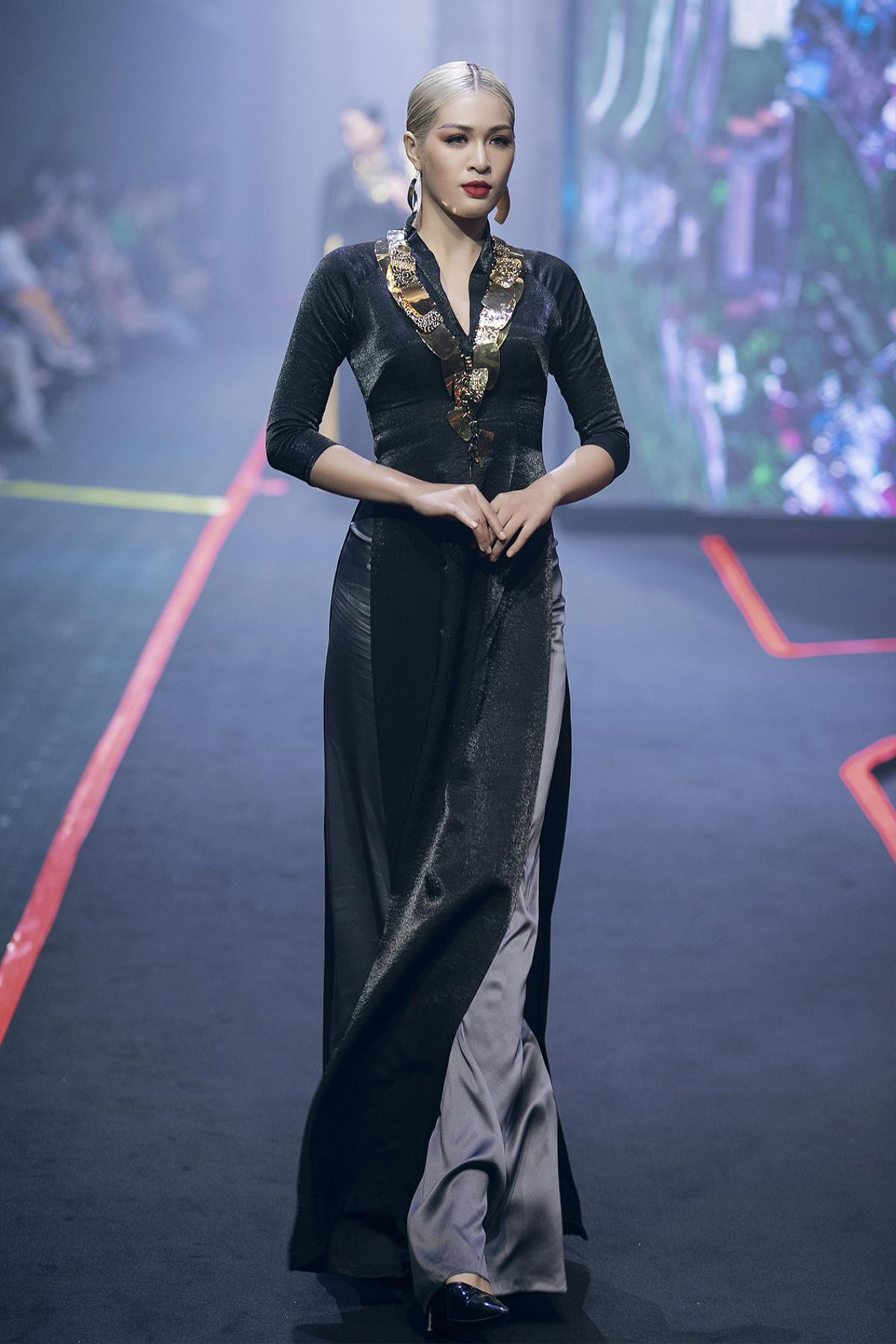 Đông Hạ, Khánh Vân cùng dàn chân dài Siêu mẫu VN 2018 thả bước catwalk trong show trang sức lớn nhất Việt Nam Ảnh 9