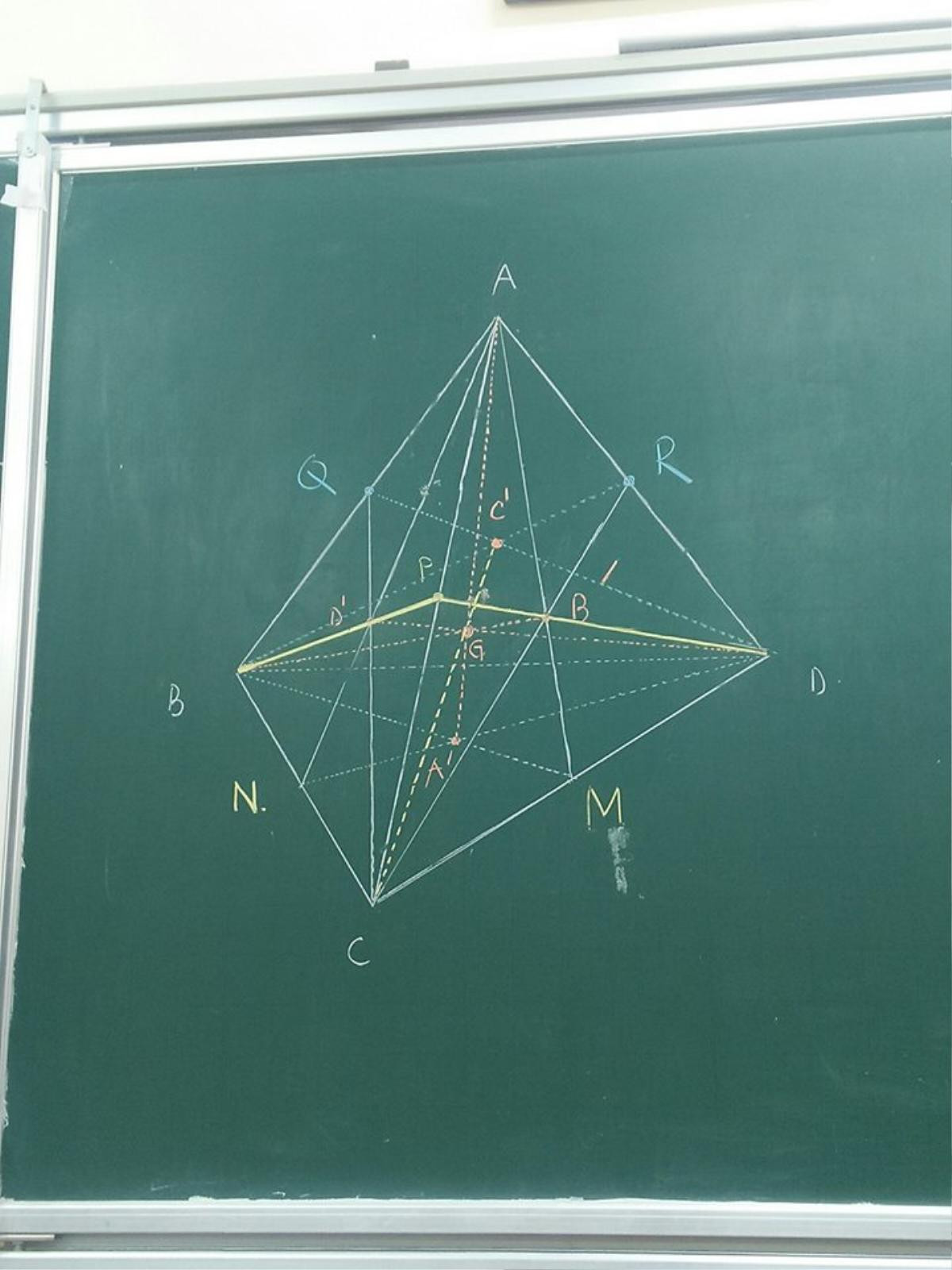 Bức ảnh khiến sinh viên tự hỏi thời học sinh đã làm gì để 'kinh qua' cơn ác mộng mang tên Hình học không gian Ảnh 1