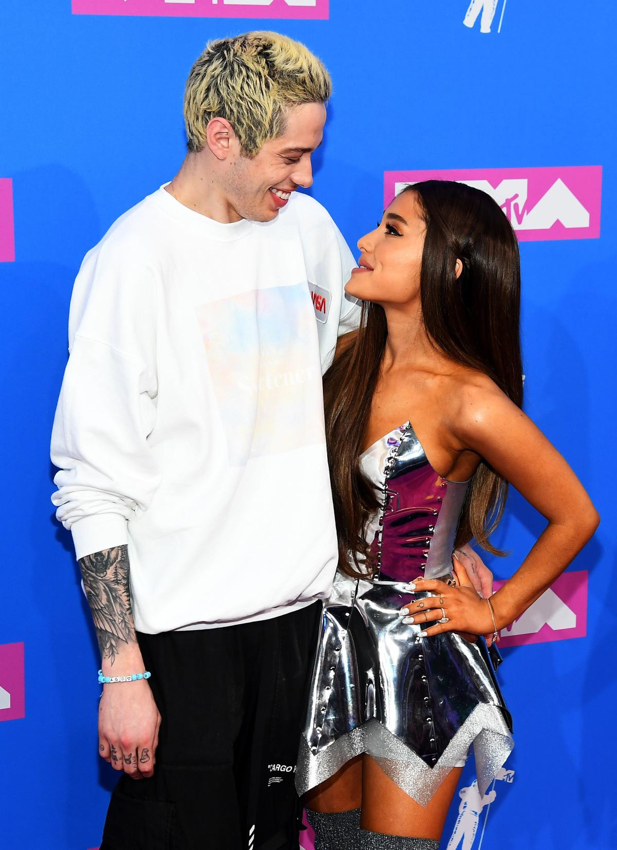 'Thank You, Next' chính thức ra mắt: 1 single nhắm thẳng vào hội người yêu cũ từ Ariana Grande? Ảnh 3