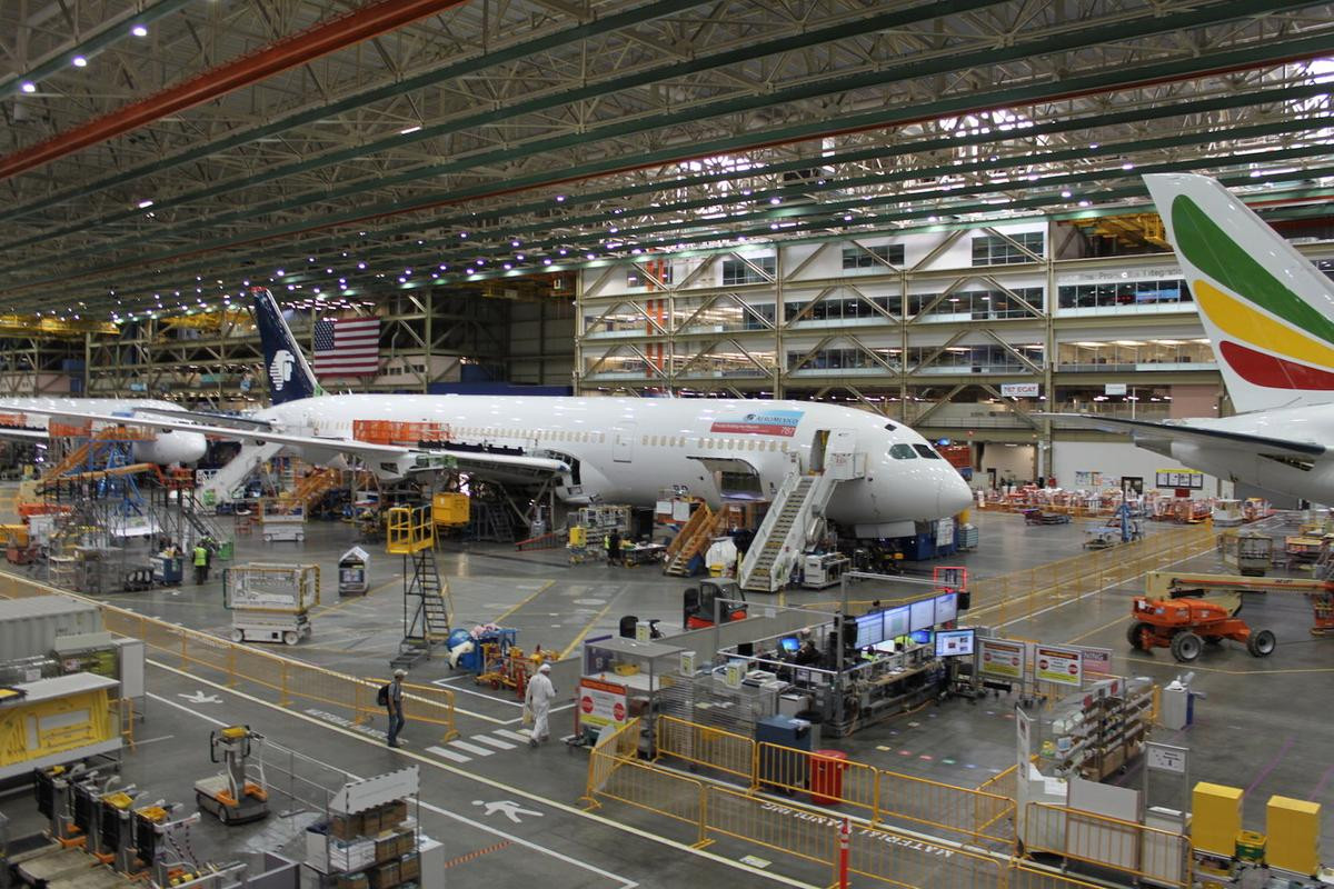 Bên trong nhà máy lắp ráp máy bay lớn nhất thế giới của Boeing Ảnh 11