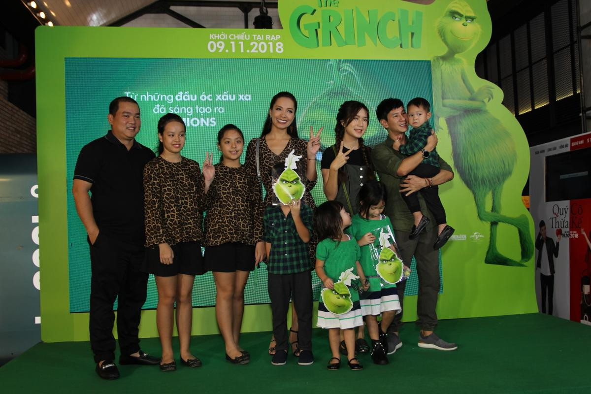 Thanh Tú cùng hai gia đình Lý Hải - Thúy Hạnh mừng Noel sớm với 'quái vật xanh chuối' The Grinch Ảnh 7