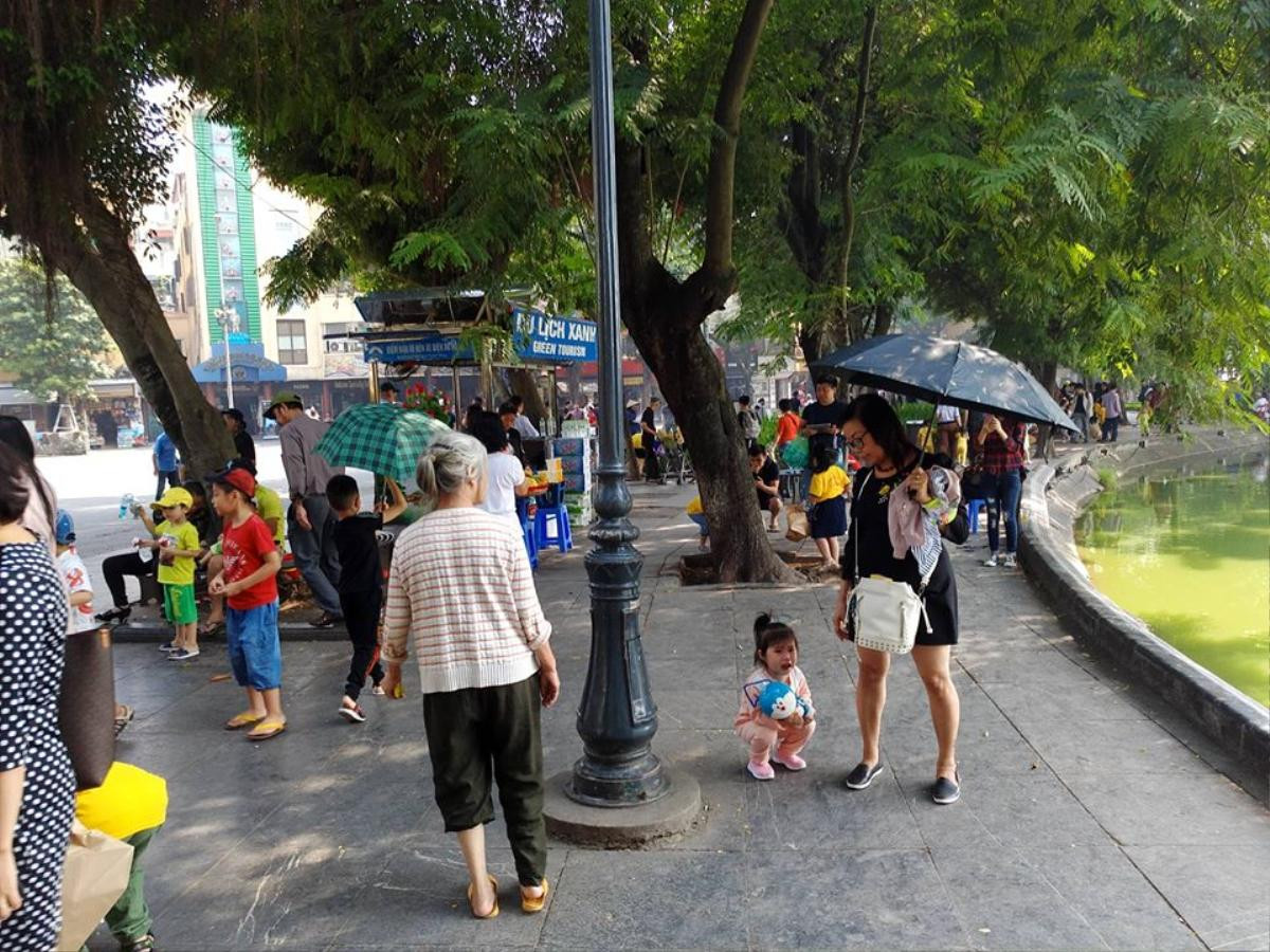 Bé gái 9 tuổi bỏ đi cách đây 14 năm sau trận đòn của bố: Cô bé đáng yêu qua kí ức những người thợ chụp ảnh bên hồ Hoàn Kiếm Ảnh 5