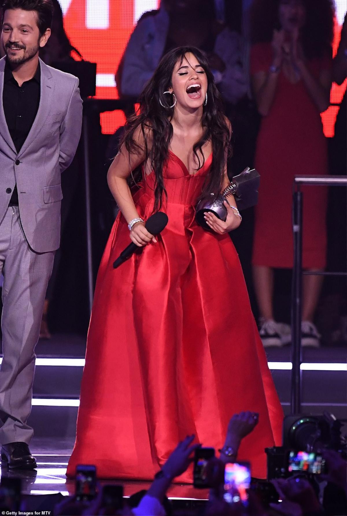 'Phá đảo' EMAs 2018, đích đến Grammys rộng mở trước mắt Camila Cabello Ảnh 2