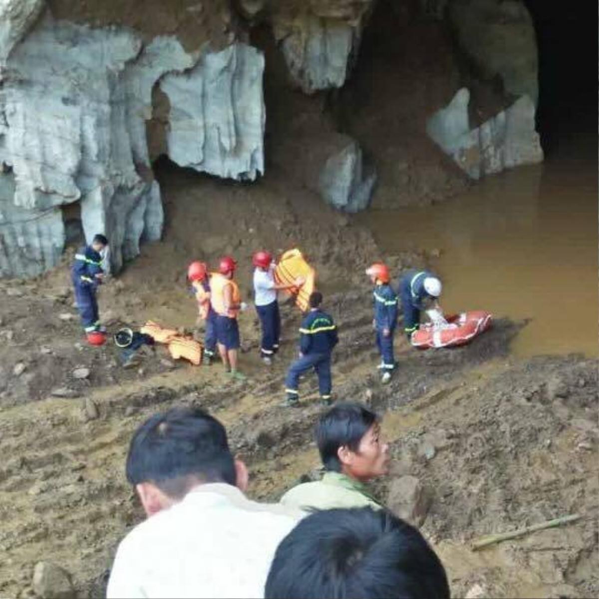 Hơn 100 người trắng đêm tìm kiếm 2 thanh niên mắc kẹt khi khai thác vàng trái phép ở Hoà Bình Ảnh 1