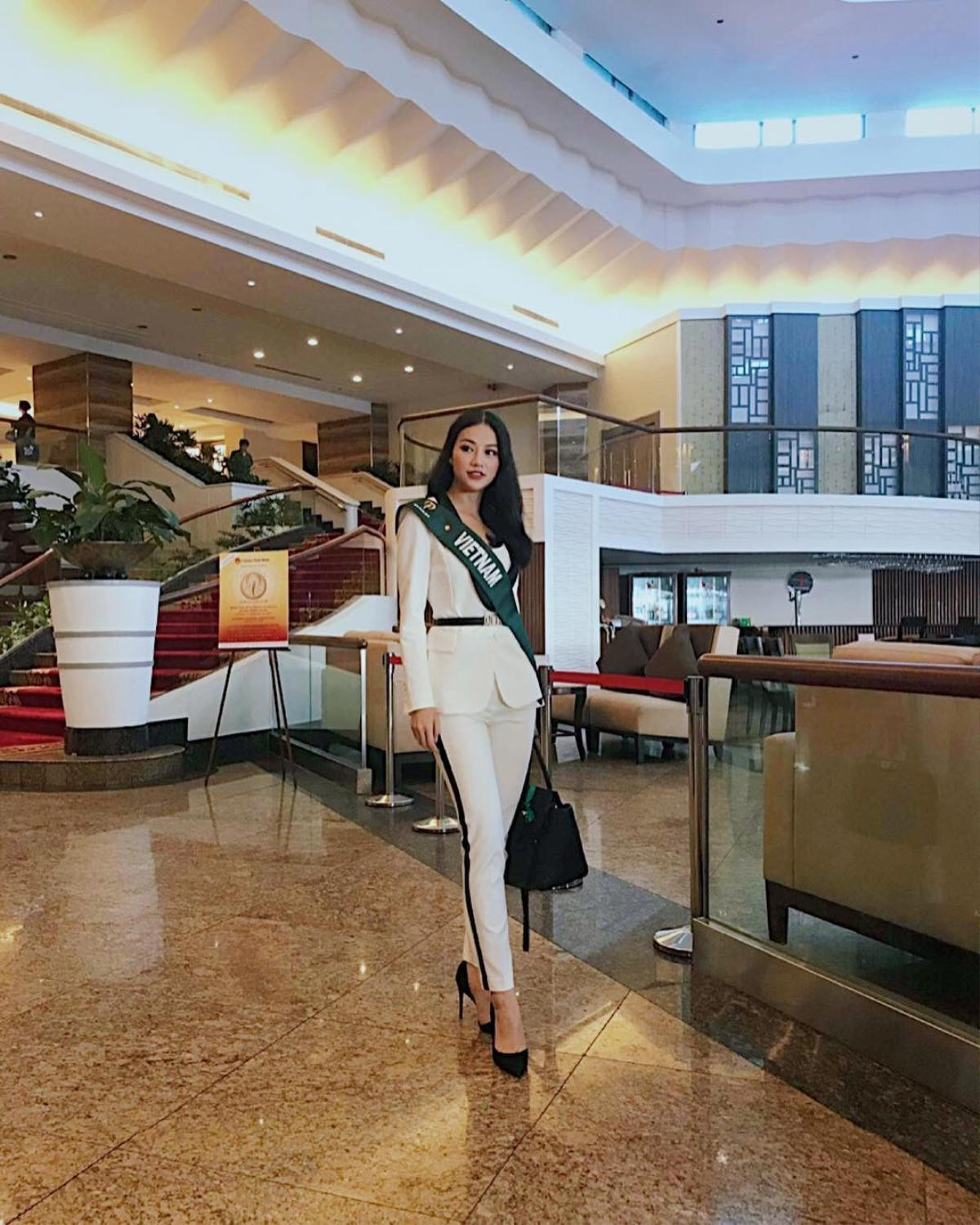 Ngắm Miss Earth Phương Khánh khoe vòng 3 cong vút theo cách này còn 'đã mắt' hơn cả váy cắt xẻ Ảnh 2