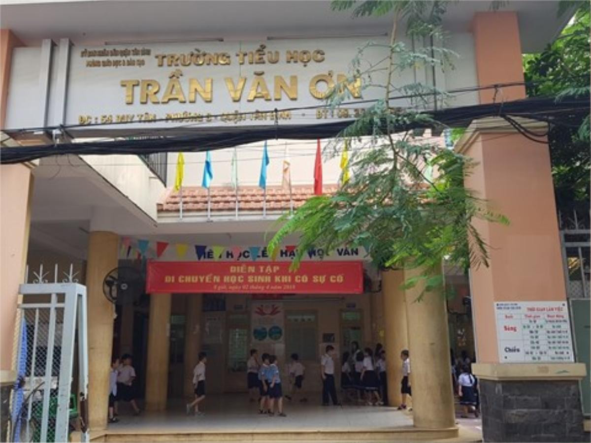 Cô giáo tiểu học ở Sài Gòn bắt học sinh nói chuyện trong giờ học tự tát 32 cái vào mặt Ảnh 1