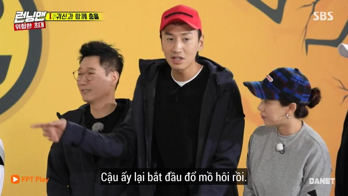 Running Man tập 424: Cười bể bụng với 'Vũ điệu của ma' cùng 'thánh nhảy' Kwang Soo - Joo Jae Suk Ảnh 9