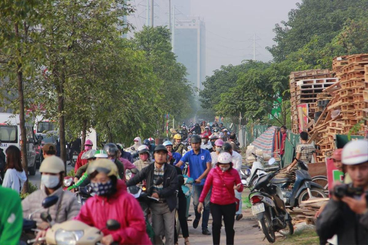 Bi hài giữa Hà Nội: CSGT ‘bó tay’ đứng nhìn hàng trăm người dân dắt xe đi ngược chiều Ảnh 2