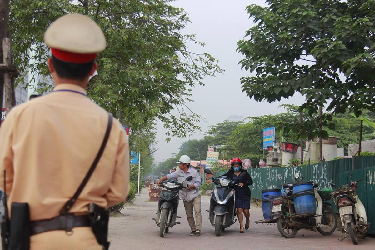 Bi hài giữa Hà Nội: CSGT ‘bó tay’ đứng nhìn hàng trăm người dân dắt xe đi ngược chiều Ảnh 5