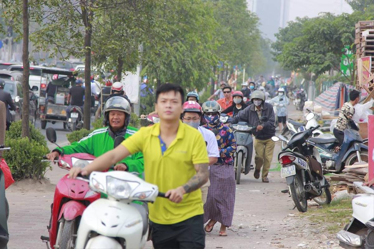 Bi hài giữa Hà Nội: CSGT ‘bó tay’ đứng nhìn hàng trăm người dân dắt xe đi ngược chiều Ảnh 6