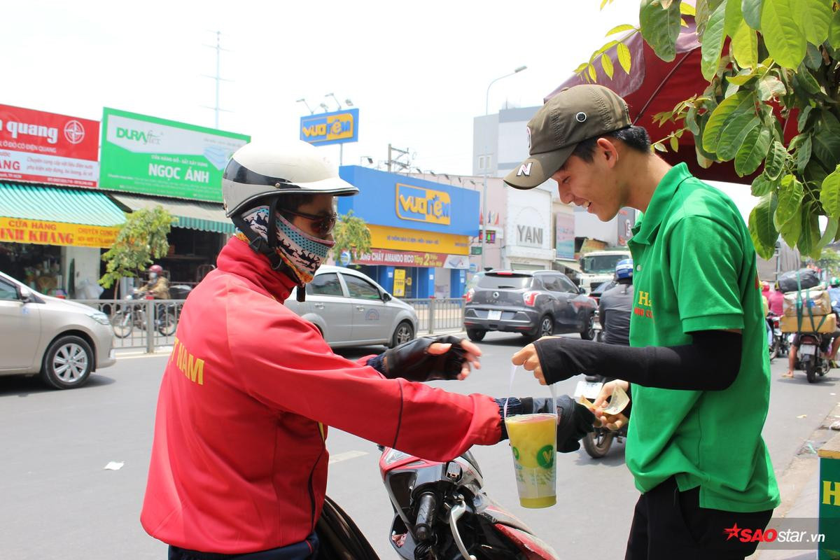 Sinh viên 'lăn xả' đi làm thêm để đổi lấy mức lương 'bèo bọt' 10.000 đồng/giờ liệu có đáng? Ảnh 1