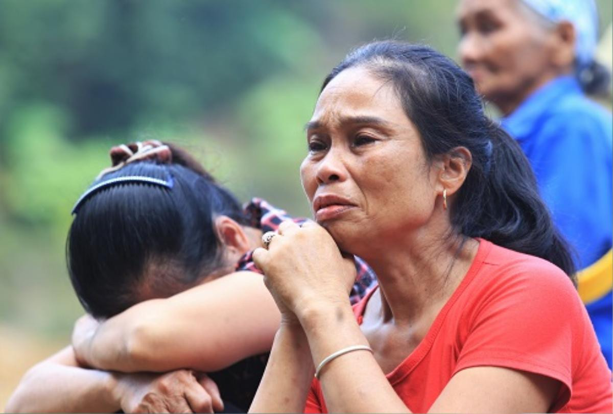 Sập mỏ vàng ở Hòa Bình: Hàng trăm người thân vạ vật ngóng tin 2 phu vàng bị mắc kẹt trong hang, hi vọng ngày càng mong manh Ảnh 2