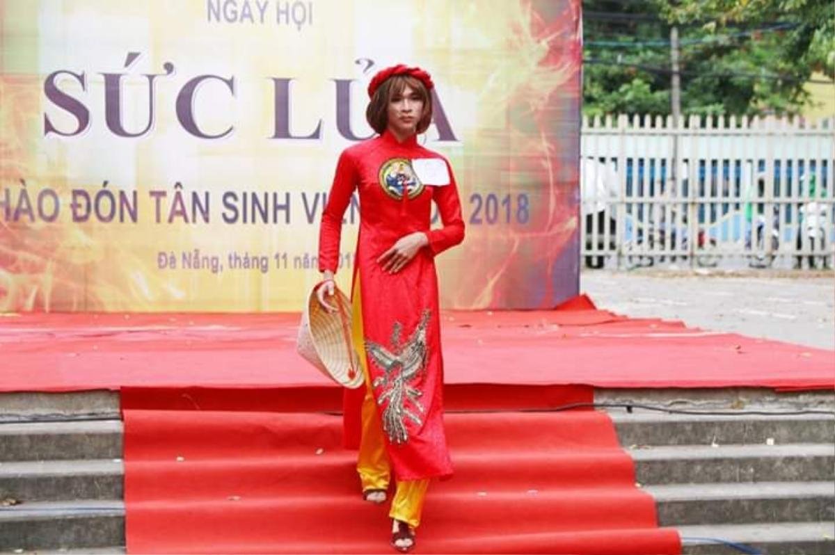 Nam sinh Đà Nẵng giả gái, catwalk lả lướt đến mức phái nữ cũng 'chào thua' Ảnh 1