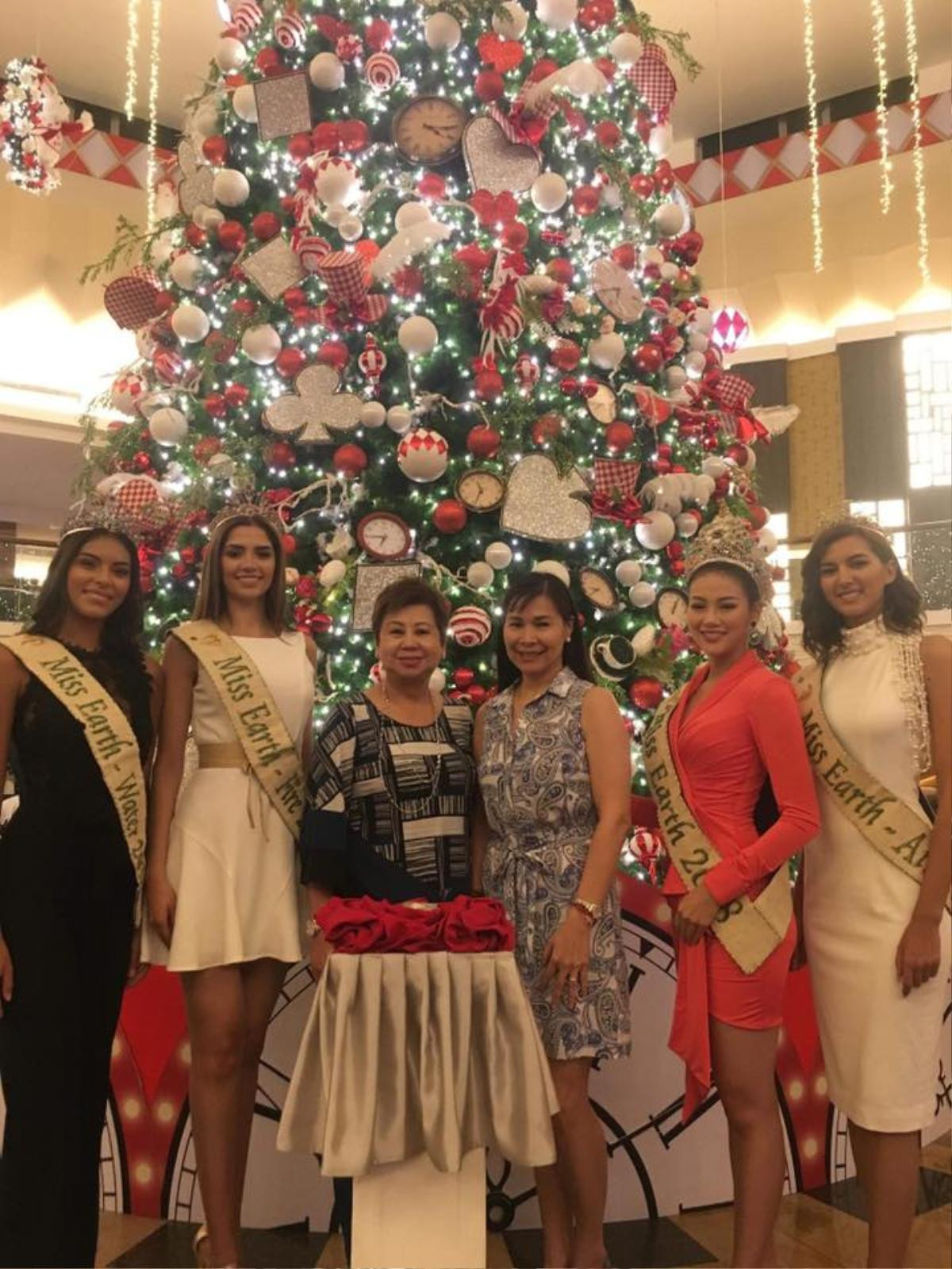 Phương Khánh thân thiết cùng 'hội chị em' Miss Earth, 'rủ rê' nhau đón Giáng Sinh sớm tại trời Tây Ảnh 5